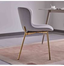 Juego de 4 Sillas con Estructura de Madera Tapizadas en Color Gris Claro y Patas Acabado Dorado - Medidas 50x54x81 cm