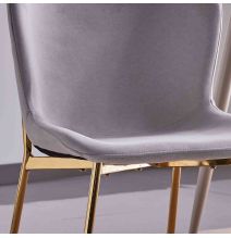 Juego de 4 Sillas con Estructura de Madera Tapizadas en Color Gris Claro y Patas Acabado Dorado - Medidas 50x54x81 cm